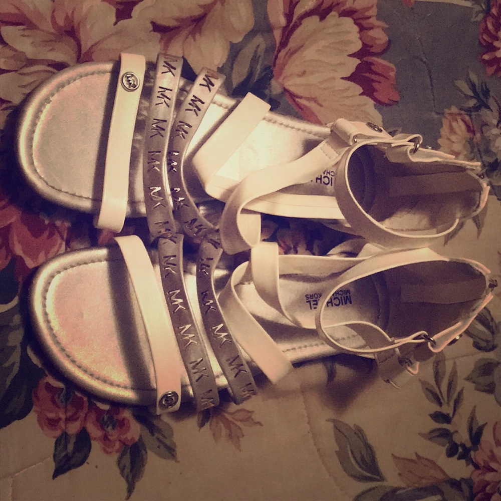 I’m selling these michael kors sandals